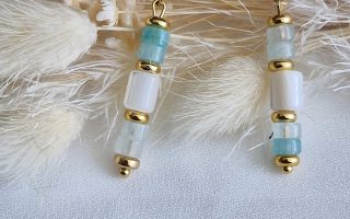 Boucles d'oreilles pendantes avec perles heishi calcédoine turquoise, et perle de nacre création artisanale avec acier 316L