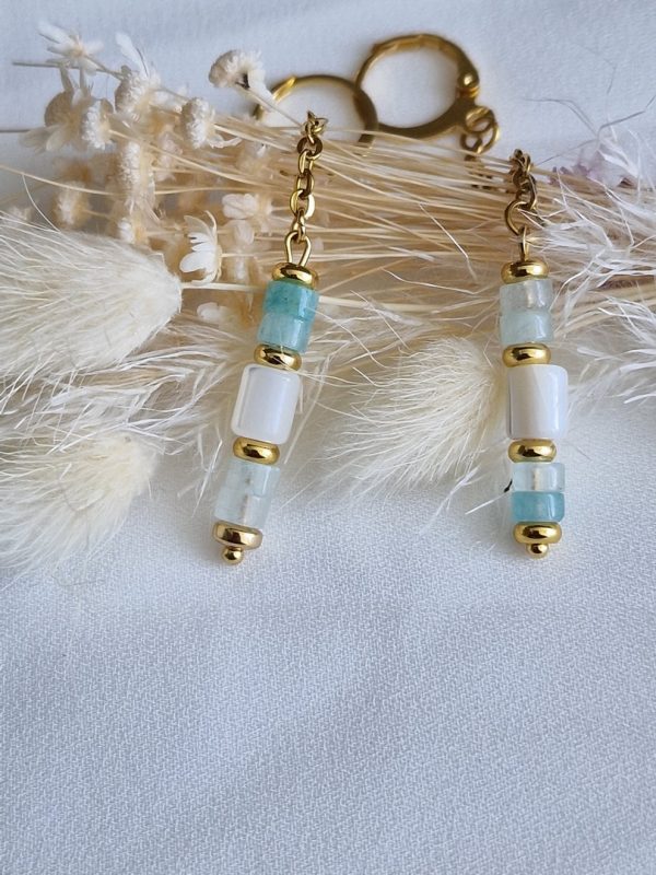 Boucles d'oreilles pendantes avec perles heishi calcédoine turquoise, et perle de nacre création artisanale avec acier 316L