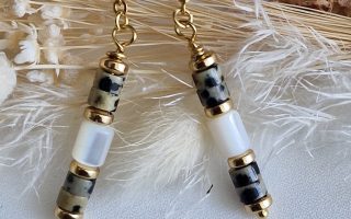 Boucles d'oreilles pendantes avec perles heishi jaspe dalmatien, et perle de nacre création artisanale avec acier 316L