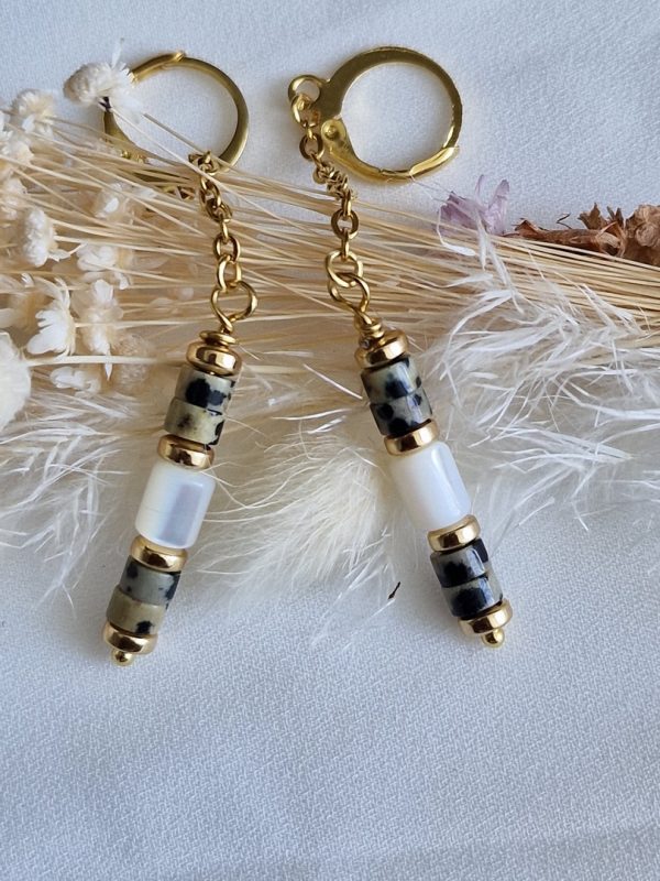 Boucles d'oreilles pendantes avec perles heishi jaspe dalmatien, et perle de nacre création artisanale avec acier 316L