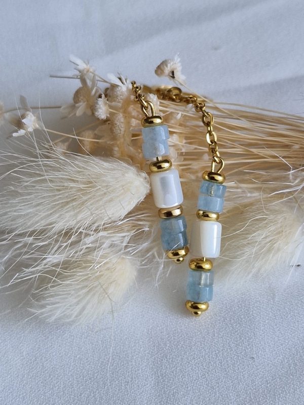 Boucles d'oreilles pendantes avec perles heishi aigue-marine, et perle de nacre création artisanale avec acier 316L