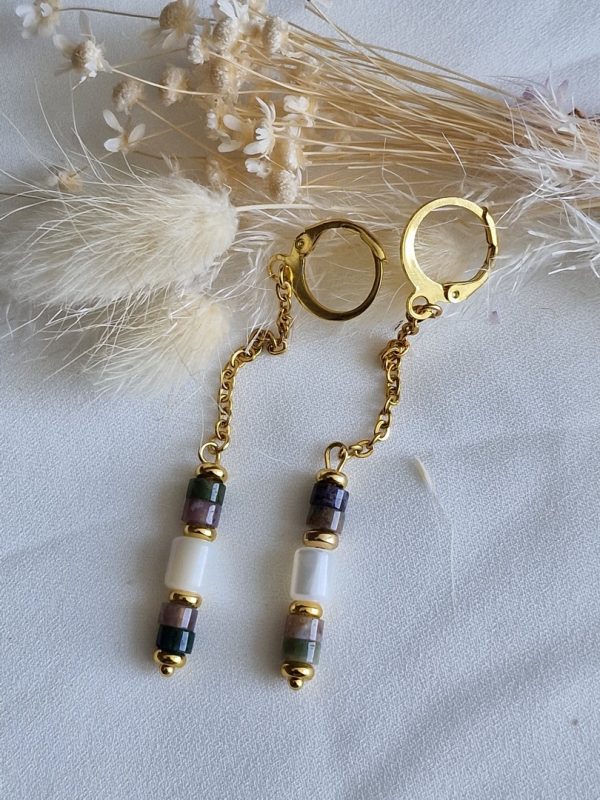 Boucles d'oreilles pendantes avec perles heishi agate indien, et perle de nacre création artisanale avec acier 316L
