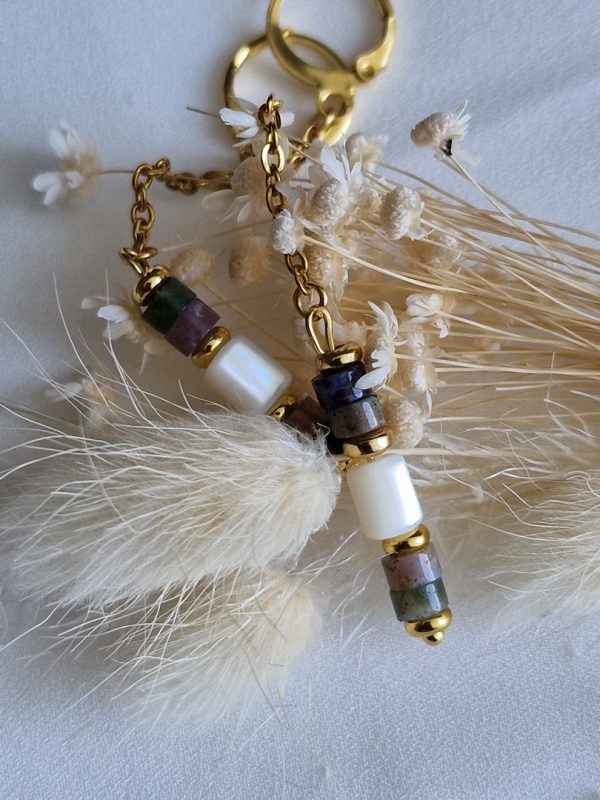 Boucles d'oreilles pendantes avec perles heishi agate indien, et perle de nacre création artisanale avec acier 316L