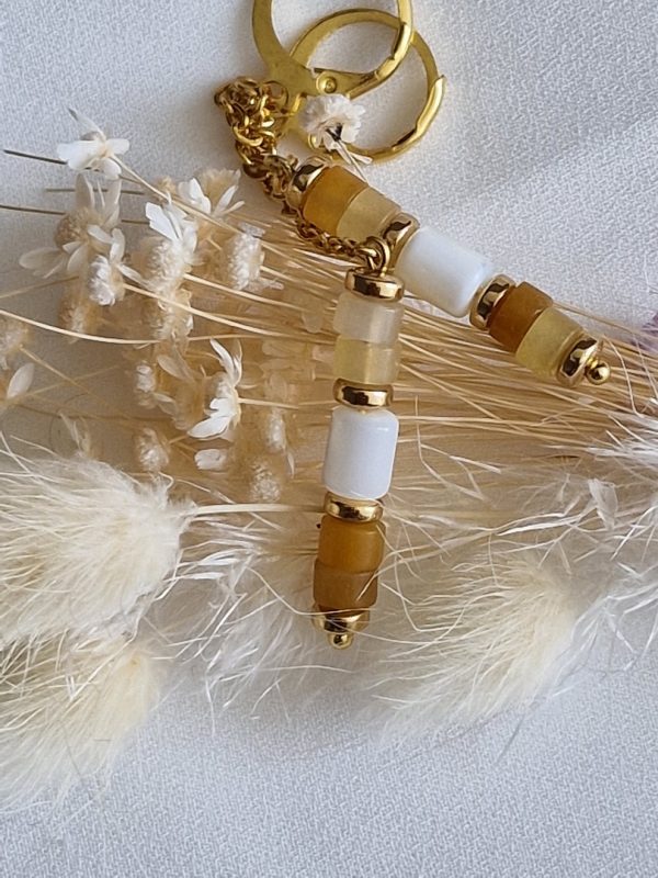 Boucles d'oreilles pendantes avec perles heishi agate jaune, et perle de nacre création artisanale avec acier 316L