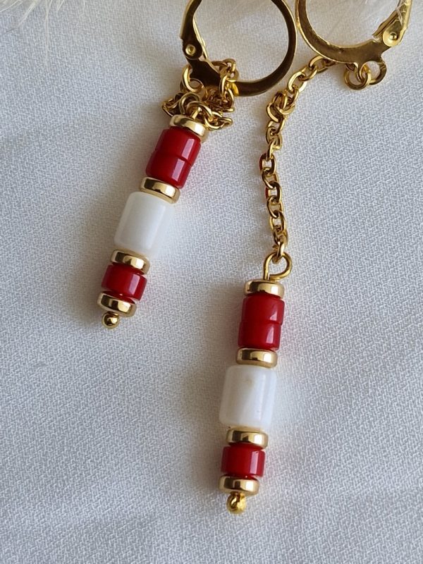 Boucles d'oreilles pendantes avec perles heishi corail rouge, et perle de nacre création artisanale avec acier 316L