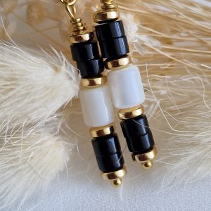 Boucles d'oreilles pendantes avec perles heishi agate noire, et perle de nacre création artisanale avec acier 316L