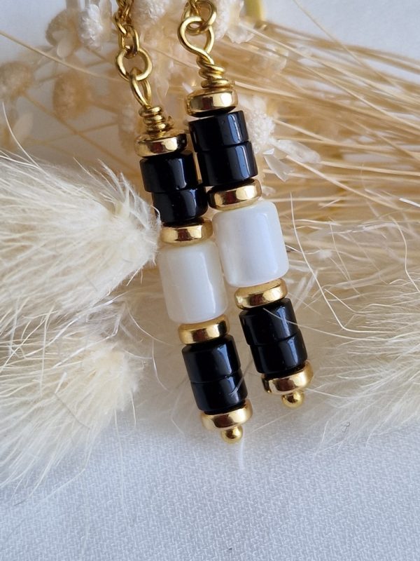 Boucles d'oreilles pendantes avec perles heishi agate noire, et perle de nacre création artisanale avec acier 316L